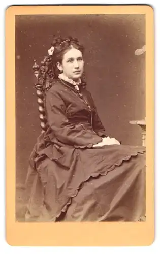 Fotografie J. Huck & Co., Bad Ems, junge Frau Ketty Thiel im dunklen Kleid mit Blume im Haar, 1870