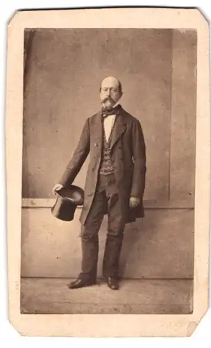 Fotografie unbekannter Fotograf und Ort, Herr im Anzug mit Zylinder und Halbglatze posiert im Atelier