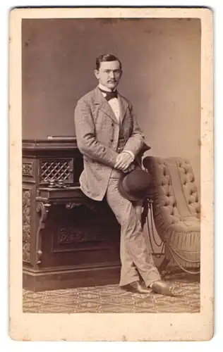 Fotografie L. Belitski, Nordhausen, junger Mann im karierten Anzug mit Melone und Fliege