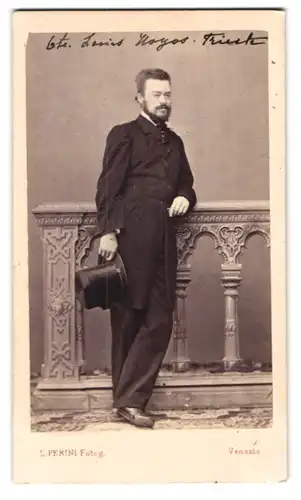Fotografie L. Perini, Venezia, junger Mann im feinen Anzug mit Zylinder und Vollbart