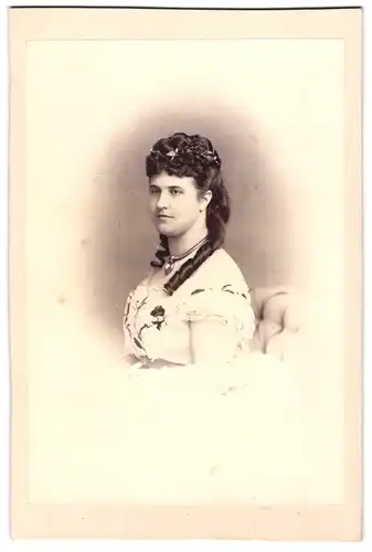 Fotografie unbekannter Fotograf und Ort, Portrait Frau Anna Zickwolff im weissen Kleid mit Korkenzieherlocken, 1869