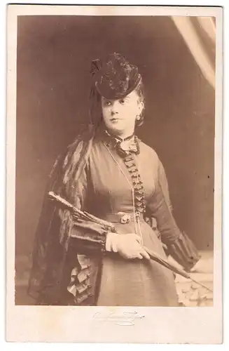 Fotografie unbekannter Fotograf und Ort, Portrait junge Frau Elise Hoelz im Kleid mit Schirm und Hut, 1870