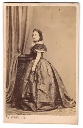 Fotografie W. Severin, Düsseldorf, junge Dame im seidenen schulterfreien Kleid mit Locken, 1863