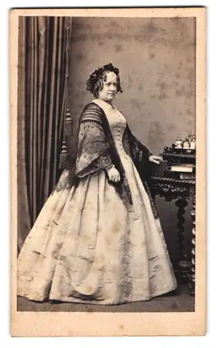 Fotografie Albert Grundner, Berlin, Portrait Frau Sophie Hansen im weissen Kleid mit Tüllüberwurf und Kopfbedeckung