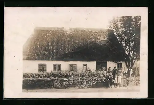 Foto-AK Stenderup /Sieverstedt, Familie vor ihrem Gehöft, 1910