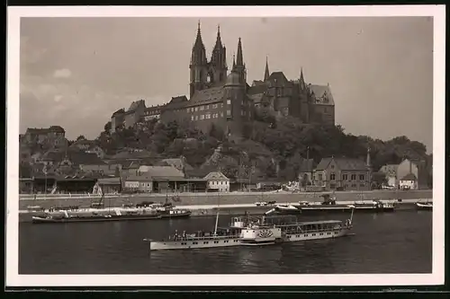 Fotografie Brück & Sohn Meissen, Ansicht Meissen, Raddampfer Bastei vor der Albrechtsburg und Frachtkähnen