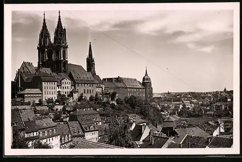 Fotografie Brück & Sohn Meissen, Ansicht Meissen i. Sa., Blick über die Dächer zum Burgberg mit dem Dom und Schloss