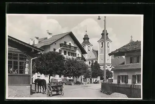 Foto-AK St. Johann, Strassenpartie mit Kirche