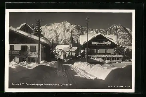 AK Seefeld i. T., Dorfstrasse gegen Dreitorspitze und Oefelekopf im Schnee