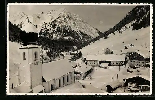 Foto-AK Namlos /Lechtaler Alpen, Ortspartie mit Kirche im Schnee