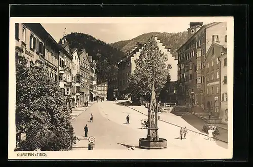 AK Kufstein, Strassenpartie mit Geschäften und Brunnen