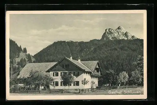 AK Pinswang, Gasthof zum Schluxen mit Berglandschaft