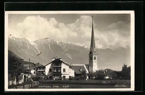 AK Mutters, Ortspartie mit Kirche und Gebirgslandschaft