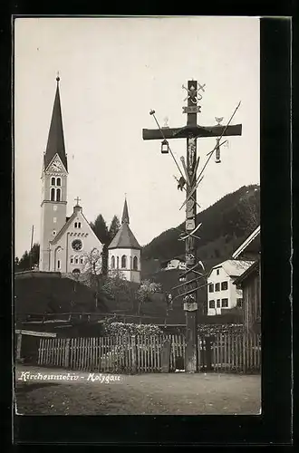 Foto-AK Holzgau, Kirchenmotiv, Kreuz mit angenagelten Werkzeugen