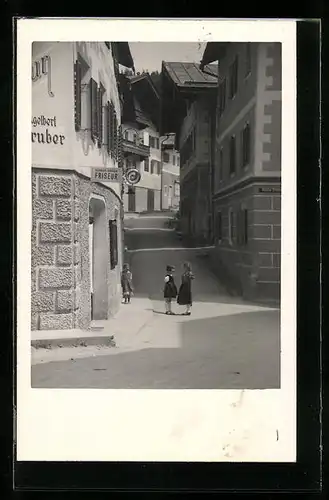 AK Hopfgarten, Mädchen vor einem Friseurgeschäft