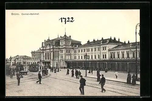 AK Brünn, Passanten vor dem Central-Bahnhof mit Strassenbahn