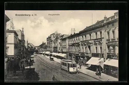 AK Brandenburg a. H., Strassenbahn auf der Hauptstrasse mit Wohnhäusern