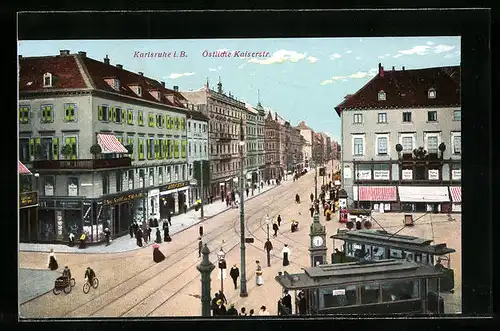 AK Karlsruhe i. B., Passanten auf der östlichen Kaiserstrasse mit Strassenbahnen