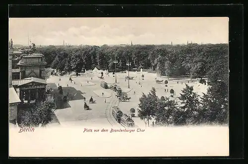 AK Berlin, Platz vor dem Brandenburger Tor mit Strassenbahn