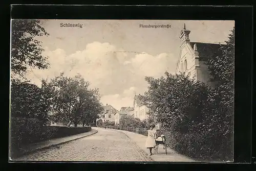 AK Schleswig, Passantin auf der Flensburgerstrasse