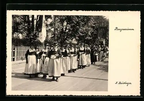 AK Ein Zug Pingauerinnen in Tracht, Salzburg