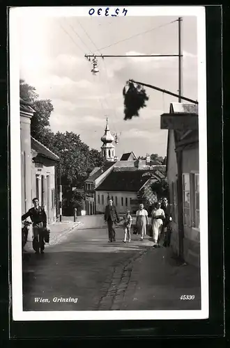 AK Wien, Wien-Grinzing, Strassenpartie mit Passanten und Kirche