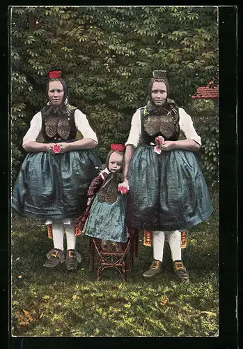 AK Hessische Frauen mit Kind in ihren Trachten