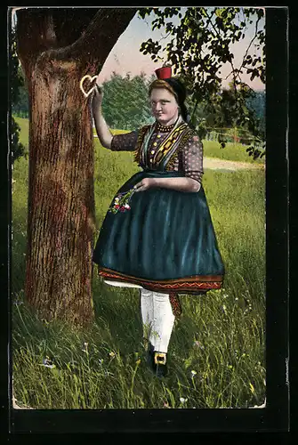 AK Junge Frau in Hessischer Tracht ein Herz in den Baum ritzend