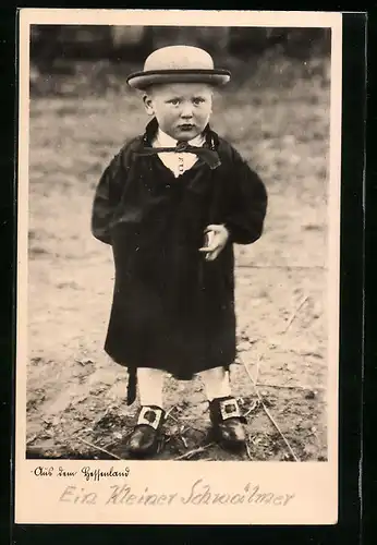 AK Ein kleiner Schwälmer in Tracht mit Hut