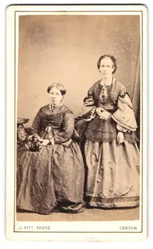 Fotografie James Pitt, London-NE, 215, Bethnal Green Road, Zwei Damen in zeitgenössischen Kleidern
