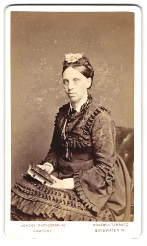 Fotografie Fredk. S. D. Phillips, Bayswater, Norfolk Terrace, Ältere Dame im Kleid mit einem Buch
