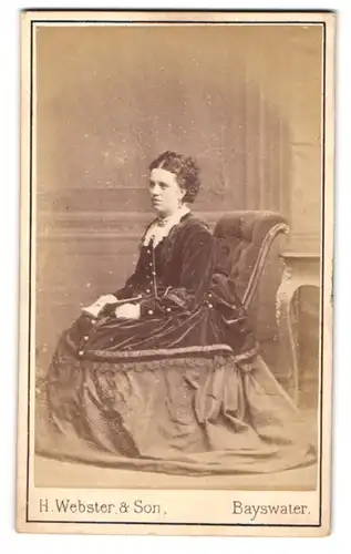 Fotografie H. Webster & Son, Bayswater, Junge Dame im Kleid mit einem Buch