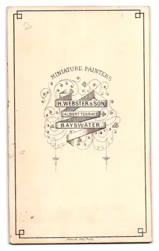 Fotografie H. Webster & Son, Bayswater, Junge Dame im Kleid mit einem Buch