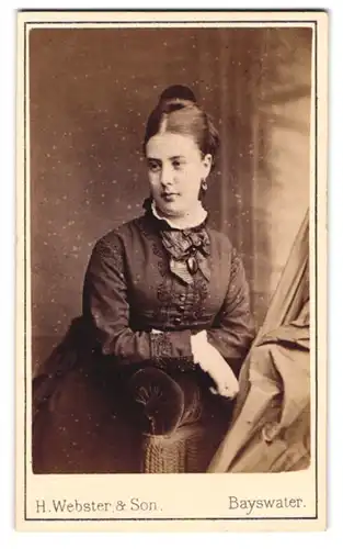 Fotografie H. Webster & Son, Bayswater, Junge Dame im hübschen Kleid