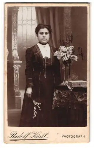Fotografie Rudolf Krull, Ort unbekannt, Junge Dame im modischen Kleid