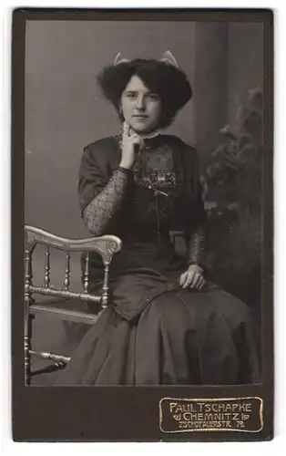Fotografie Paul Tschapke, Chemnitz, Zschopauerstrasse 79, Junge Dame im modischen Kleid