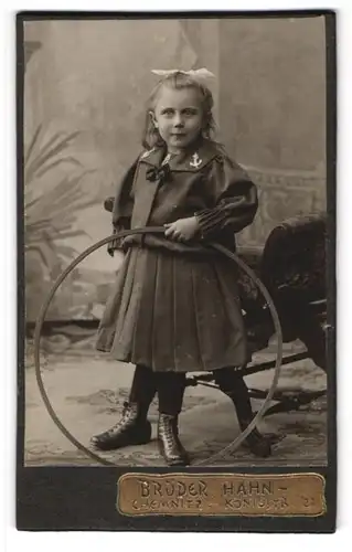 Fotografie Brüder Hahn, Chemnitz, Königstrasse 21, Kleines Mädchen in Matrosenbluse mit Reifen