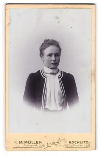 Fotografie M. Müller, Rochlitz /Sachsen, Junge Dame in hübscher Kleidung