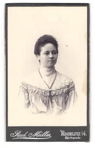 Fotografie Rud. Müller, Rochlitz i. S., Gärtnerstrasse, Junge Dame mit zurückgebundenem Haar