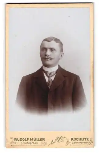 Fotografie Rudolf Müller, Rochlitz, Gärtnerstrasse, Junger Herr im Anzug mit Krawatte