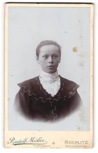 Fotografie Rudolf Müller, Rochlitz, Gärtnerstrasse, Junge Dame mit zurückgebundenem Haar
