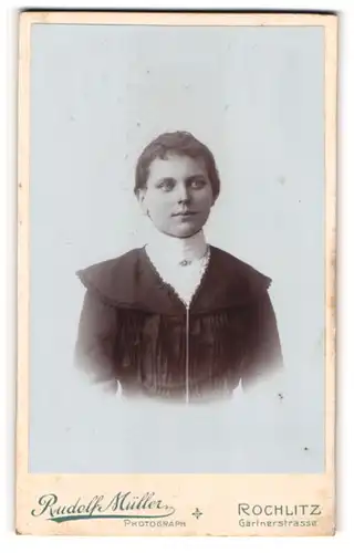 Fotografie Rudolf Müller, Rochlitz, Gärtnerstrasse, Junge Dame mit zurückgebundenem Haar
