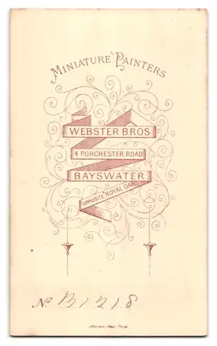 Fotografie Webster Bros, Bayswater, 4, Porchester Road, Bürgerliche Dame lehnt am Sessel