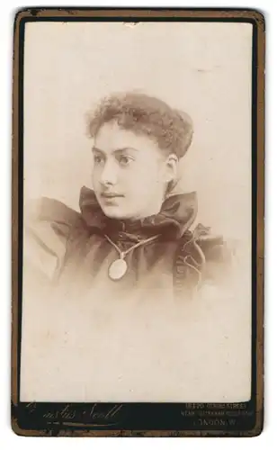 Fotografie Augustus Scott, London, 18 & 20 Oxford Street, Junge Dame mit Kragenbrosche und Amulett