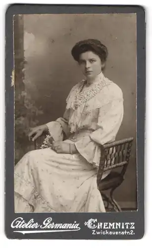 Fotografie Atelier Germania, Chemnitz, Zwickauerstr. 2, Junge Dame im Kleid