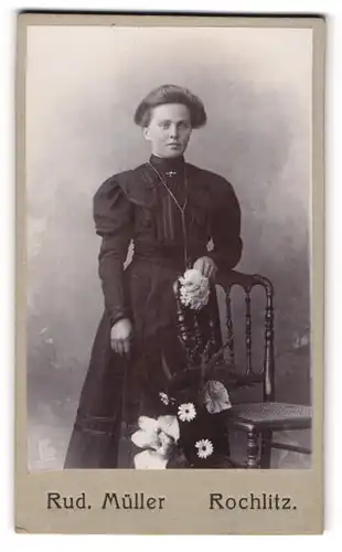 Fotografie Rud. Müller, Rochlitz, Junge Dame im Kleid