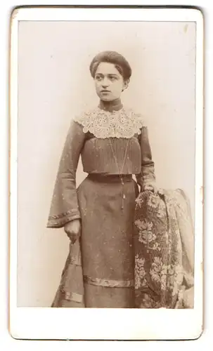 Fotografie unbekannter Fotograf und Ort, Junge Dame im Kleid mit Spitzenkragen