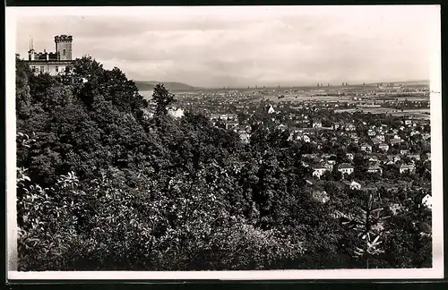 Fotografie Brück & Sohn Meissen, Ansicht Radebeul-West, Blick zum Berggasthaus Friedensburg und auf den Ort
