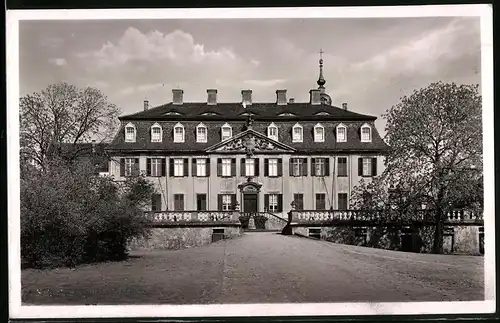 Fotografie Brück & Sohn Meissen, Ansicht Seusslitz a. d. Elbe, Partie am Schloss mit Frontansicht