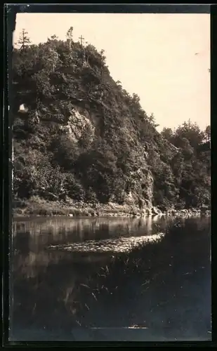 Fotografie Brück & Sohn Meissen, Ansicht Lichtenwalde, Partie am Harrasfelsen mit dem Kreuz